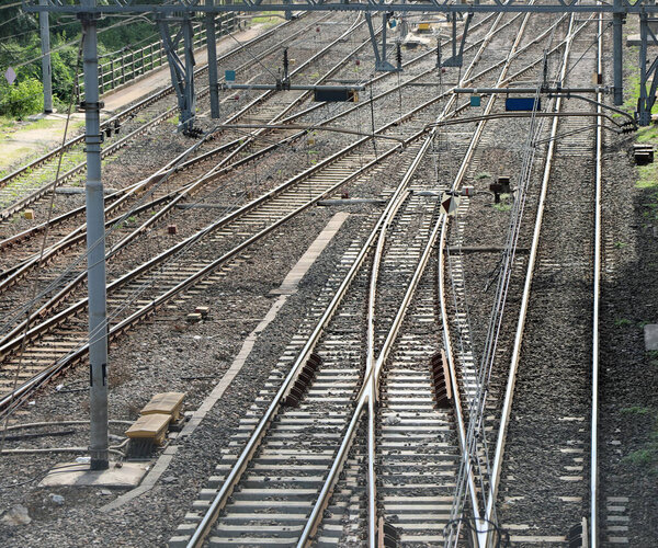 много путей и железнодорожных переходов в железнодорожном дворе возле станции