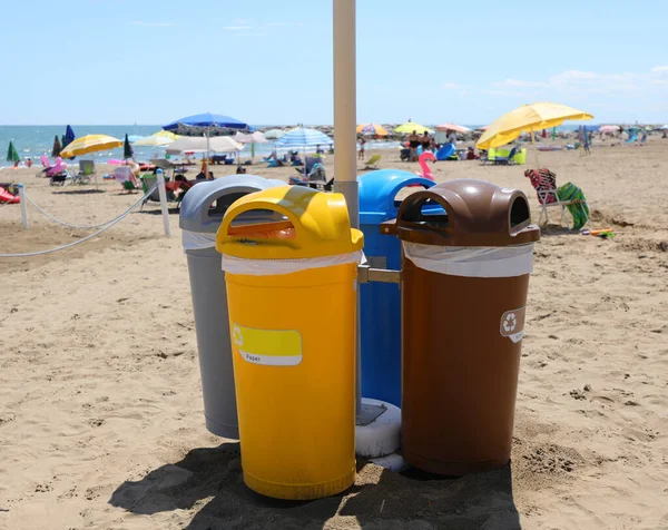 Foure Kukák Szelektív Hulladékgyűjtés Strandon Üdülőhely Tenger Mellett — Stock Fotó