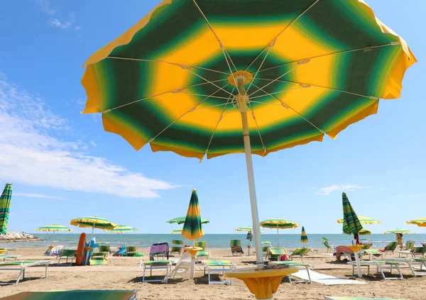 Strand Unter Einem Großen Sonnenschirm Einem Schönen Sonnigen Tag — Stockfoto