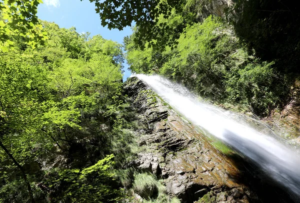 有瀑布的自然环境 岩石间流淌着大量纯净的水 — 图库照片