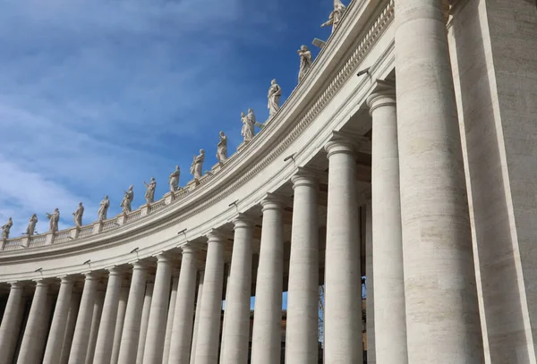 バチカンのサン ピエトロ広場の柱廊の上の柱や彫像の詳細 — ストック写真