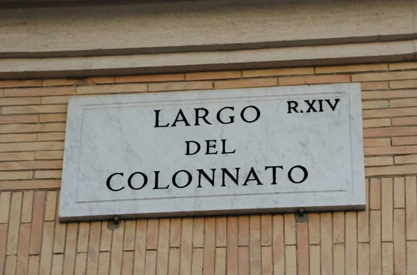 バチカン市国の正方形の詳細名つまりサンピエトロ広場近くのイタリア語のコロネードの正方形 — ストック写真