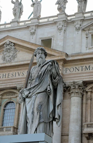 バチカンのサン ピエトロ広場と大聖堂の裏側にある聖パウロ像 — ストック写真