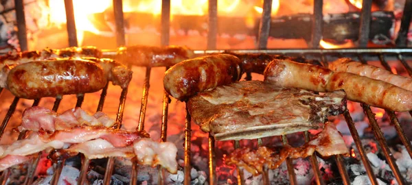 Grande Chama Lareira Enquanto Grelha Carne Salsichas — Fotografia de Stock