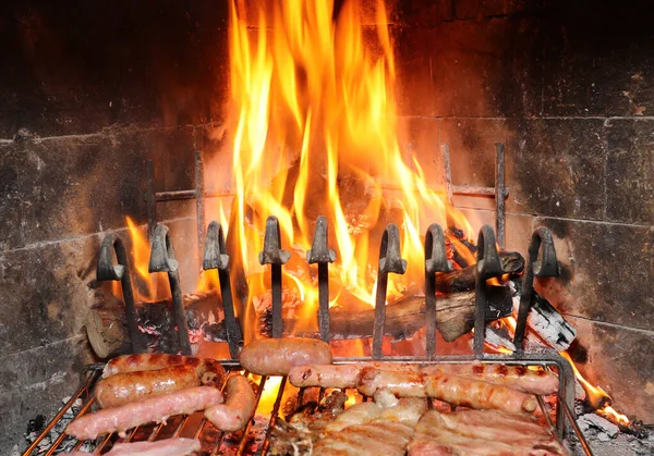 Grande Flamme Dans Cheminée Tout Grillant Viande — Photo