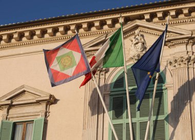 Roma, RM, İtalya - 3 Mart 2019: Quirinale Sarayı cumhurbaşkanının ikamet yeri ve üç bayrak