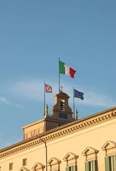 Rzym Włochy Marca 2019 Wielka Flaga Włoska Kolejne Dwie Pałacu — Zdjęcie stockowe