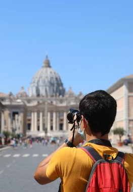 Orta İtalya 'daki VATİKAN şehrinde Aziz Peter Bazilikası' nda fotoğraf çekerken genç fotoğrafçı