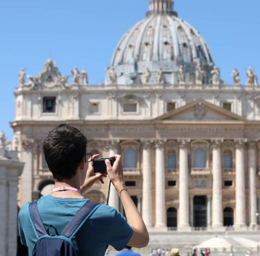 Fotoğrafçı, Orta İtalya 'daki VATICAN şehrinde Aziz Peter Meydanı' nda Basilica ile fotoğraf çekerken görülüyor.