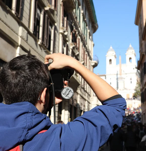 Joven Fotógrafo Tomando Fotos Ciudad Italiana Roma — Foto de Stock