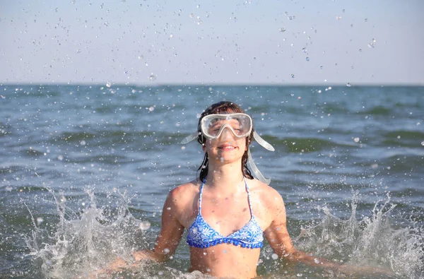 Unga Flickor Har Mycket Roligt Med Dykning Mask Spelar Genom — Stockfoto