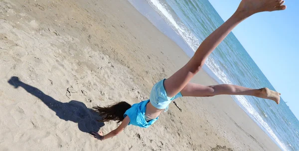 Νεαρά Αθλητικά Κορίτσια Ενώ Κάνουν Ασκήσεις Και Πιρουέτες Στην Παραλία — Φωτογραφία Αρχείου