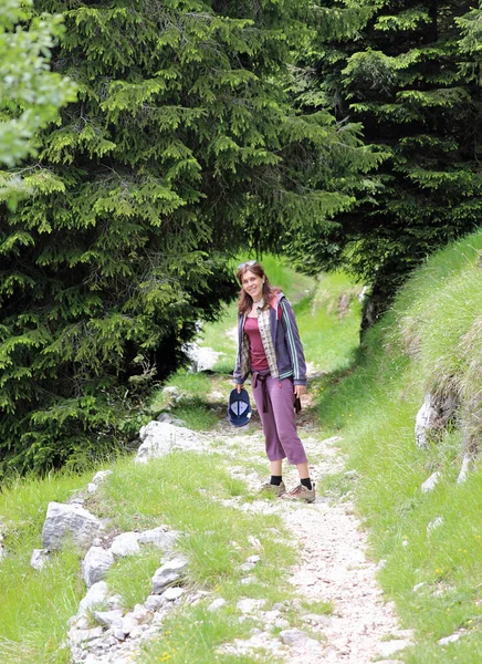 Jovem Mulher Agradável Durante Uma Caminhada Montanha Meio Floresta Verão — Fotografia de Stock