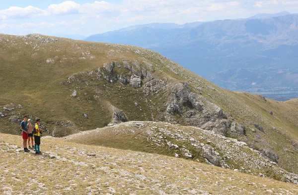 Tres Hermanos Jóvenes Las Montañas Abruzzo Cerca Del Famoso Gran —  Fotos de Stock