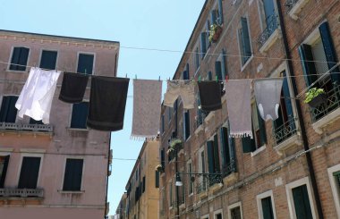 Güney İtalya 'da bir şehirde giysiler kurumaya bırakılmış.