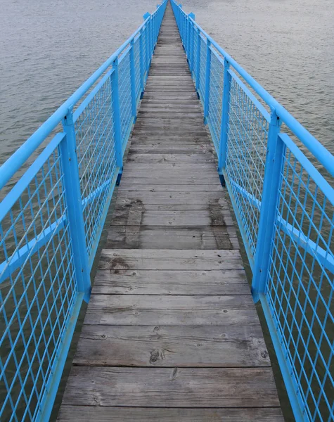 Longa Ponte Azul Que Leva Infinito Meio Mar — Fotografia de Stock