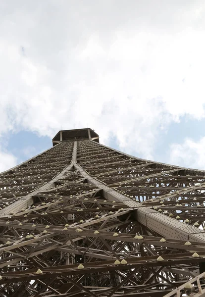 Vista Baixo Torre Eiffel Alta Para Céu Com Algumas Nuvens — Fotografia de Stock