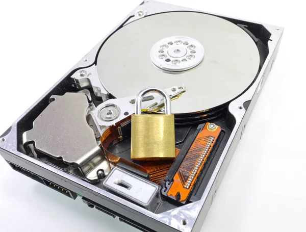 白い背景の秘密データの暗号化を象徴する南京錠付きコンピュータのハードディスク — ストック写真