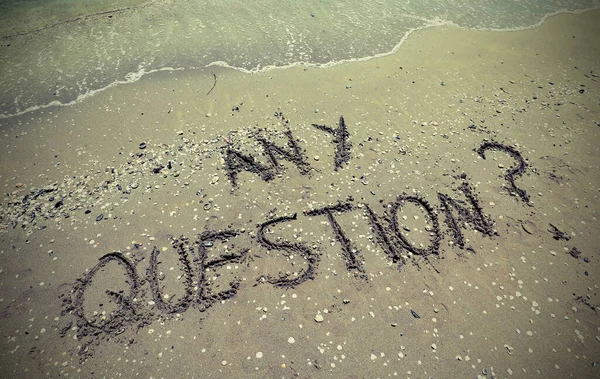 Stor Text Någon Fråga Skriven Sanden Stranden Vid Havet — Stockfoto
