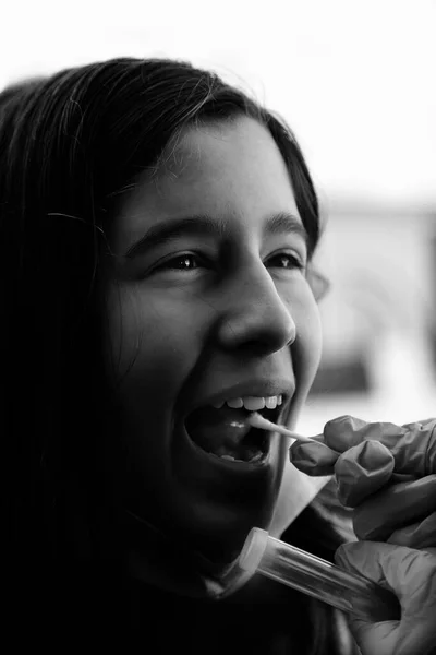 Mała Dziewczynka Pobierająca Wymaz Testów Obecność Koronawirusów Rękawiczki Lekarskie Czarno — Zdjęcie stockowe