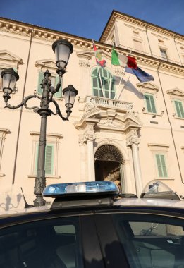 Roma, RM, İtalya - 3 Mart 2019: İtalyan Cumhuriyeti cumhurbaşkanının Quirinale konutu ve polis arabası eskortu