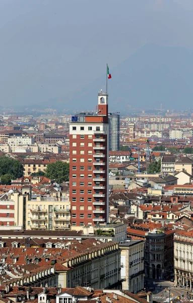 Turijn Italië Augustus 2015 Zeer Hoge Wolkenkrabber Met Italiaanse Vlag — Stockfoto