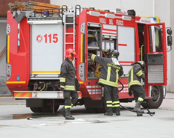 ローマ イタリア 5月30 2019 緊急時の消防車を持つイタリアの消防士 — ストック写真