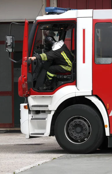 Roma Italia Maggio 2019 Pompiere Italiano Scende Rapidamente Dal Camion — Foto Stock