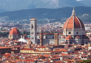 Floransa 'nın büyük kubbeli katedrali ve Giotto' nun çan kulesinin canlı renkleriyle inanılmaz manzarası.