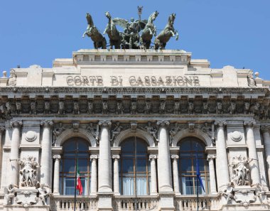 Roma, Rm, İtalya - 16 Ağustos 2020: Adalet Sarayı ve İtalyan dilinde Temyiz Mahkemesi anlamına gelen yazı