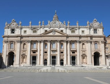 Vatikan Şehri, VA, Vatikan - 16 Ağustos 2020: Saint Peter Meydanı ve Basilica Geniş Cephesi
