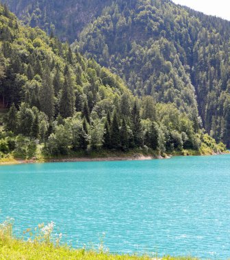 Alp gölü ve arka plandaki dağlar İtalya 'nın FRIULI bölgesindeki Sauris köyü yakınlarındadır.