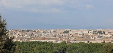 Roma 'nın Janiculan Tepesi' nden kubbe ve çan kuleleri manzaralı manzarası
