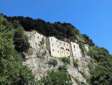 San Francesco 'nun dünyanın ilk beşiğini icat ettiği yer olan GRECCIO adlı eski bir manastır.