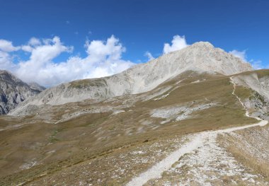 Orta İtalya 'da yaz aylarında ABRUZZO bölgesinde Gran Sasso adı verilen dağ ve yürüyüşçüler için bazı yollar