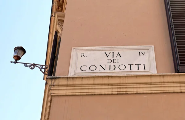 ローマの店やデザイナーと高価なファッションの服の窓で有名なコンドッティ経由のイタリア語のテキストイタリア — ストック写真