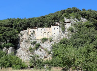 Assisi 'li Aziz Francis' in dünyanın ilk beşiğini icat ettiği yer olan GRECCIO köyündeki antik manastır.