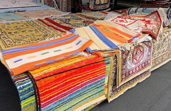 Market Stall Selling Many Oriental Kilim Rugs — Stock Photo, Image