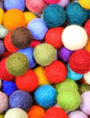 Noel portakalı olarak kullanılan renkli keçeli toplar