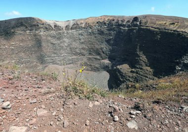 Volkan Vezüv krateri, Napoli yakınlarındaki İtalyanca 'da Vulcano Vesuvio olarak da bilinir.