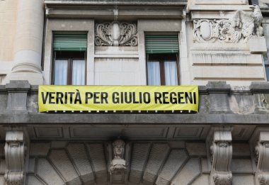Udine, UD, İtalya - 25 Temmuz 2020: Mısır 'da öldürülen bir İtalyan' ın GIULIO REGENI için gerçek anlamına gelen metinle pankart
