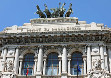Roma, Rm, İtalya - 16 Ağustos 2020: Adalet Sarayı ve İtalyan dilinde Temyiz Mahkemesi anlamına gelen büyük metin