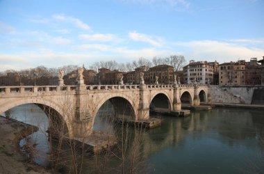 İtalya 'nın başkenti Tiber nehri üzerindeki antik köprü.