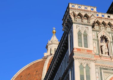 Orta İtalya 'nın Toskana bölgesinde Floransa' da Uç kısmının üzerinde Altın Küre olan Duomo 'nun büyük kubbesi