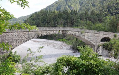 kadim kambur balina köprüsü ve aşağıdaki kuru dere