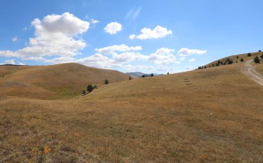 Yaz mevsiminde tepelerin insansız panoraması