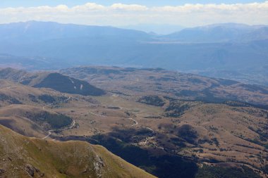 Orta İtalya 'nın Abruzzo bölgesindeki Apeninlerin panoraması