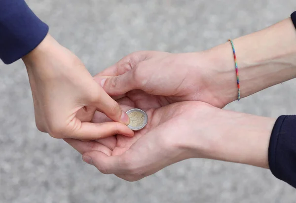 Mano Joven Mujer Mientras Limosna Con Una Moneda Pobre Niño — Foto de Stock