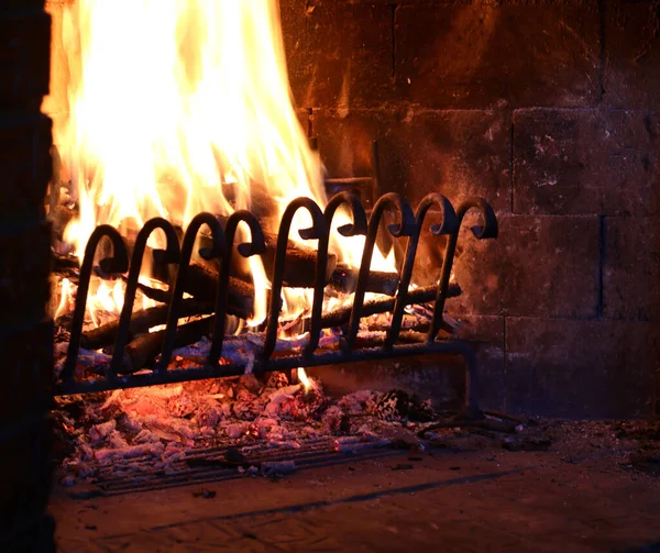 Камин Теплым Зажженным Огнем Символом Тепла Обнадёживающего Жилища — стоковое фото