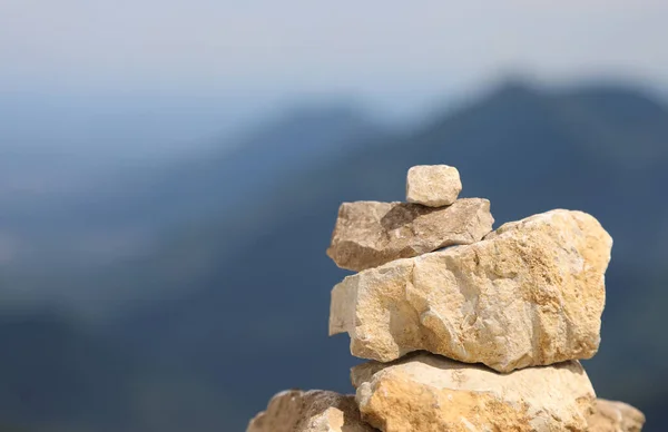 Pilha Pedras Indicando Direção Correta Nas Montanhas — Fotografia de Stock